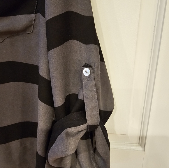 She button down collared stepped short - Picture 3 of 4